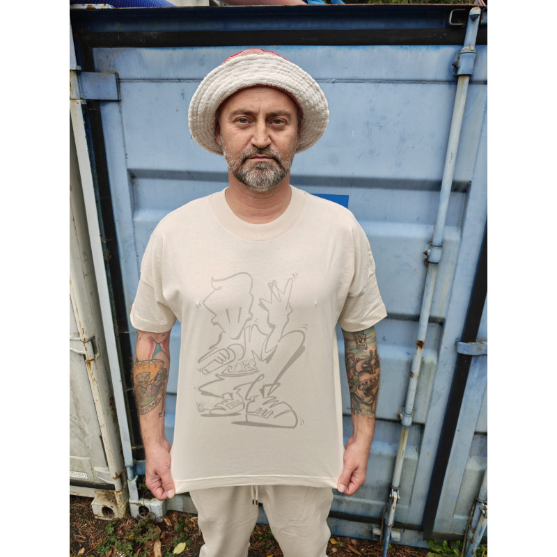 Jokeren T-shirt | Timmi Oneliner Mensah Kunstprint, elfenbensfarvet og grå