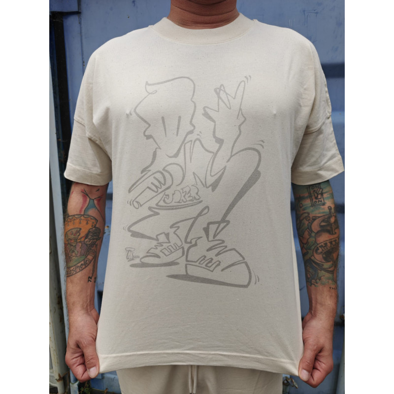 Jokeren T-shirt | Timmi Oneliner Mensah Kunstprint, elfenbensfarvet og grå